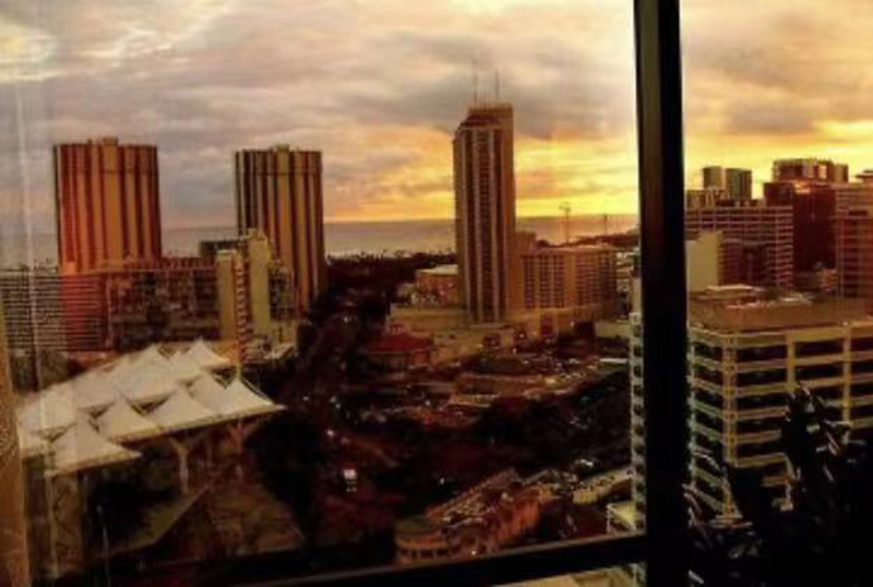 Sakura Spa space and Honolulu view 18